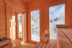 圣安德里斯伯格Werkmeisters Hütte的小木屋内的一个房间,设有窗户,下雪