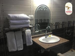 ShellalDoroKa Nubian House的浴室配有盥洗盆、镜子和毛巾