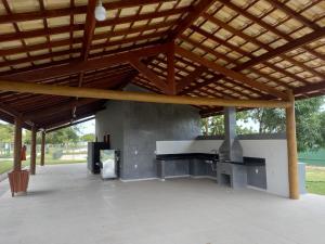 塞古罗港Na Casa da Anna的木制屋顶下带钢琴的大型凉亭