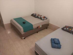 塞古罗港Na Casa da Anna的一间小卧室,卧室内配有一张床铺