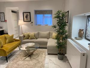 伦敦Elegant 2 Bed Flat in Chiswick的客厅配有沙发和桌子