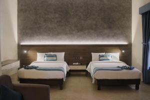 瓦哈卡市Hotel Casona Oaxaca的酒店客房,设有两张床和一张沙发