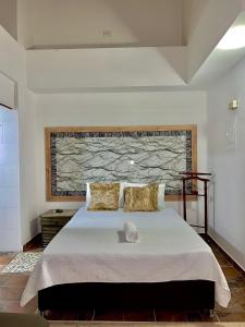 麦德林Hotel Torre Primavera的一间卧室,卧室内配有一张大床