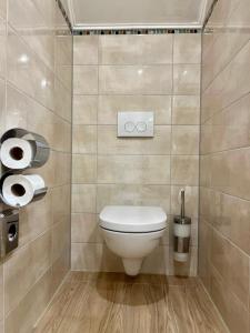 梅尔齐希Hotel Stadtvilla Laux的浴室设有卫生间和两卷卫生纸。