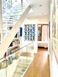 马略卡岛帕尔马Catany - Casa familiar的书架房子里的玻璃楼梯