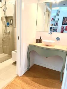 马略卡岛帕尔马Catany - Casa familiar的一间带水槽和镜子的浴室