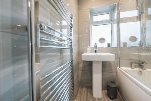 蒂斯河畔斯托克顿Wolviston House By Horizon Stays的一间带水槽、卫生间和淋浴的浴室