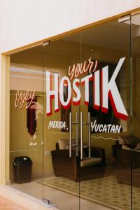 梅里达Hostik Hostal的带有读取医院标志的商店窗口