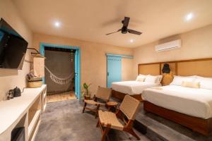 巴卡拉尔Bacalari - Adults Only的酒店客房设有两张床和一台平面电视。