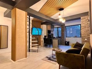 普雷代亚尔Penthouse luxury Predeal View的带沙发的客厅和用餐室