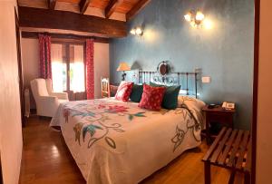 科瓦鲁维亚斯多纳沙茶酒店的一间卧室配有一张大床和一把椅子
