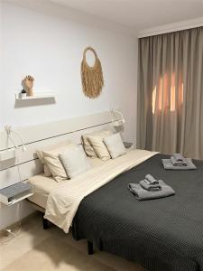 大加那利岛拉斯帕尔马斯Villa Happiness - Luxury chalet with sea view的一间卧室配有一张大床和黑色毯子