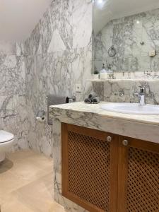 大加那利岛拉斯帕尔马斯Villa Happiness - Luxury chalet with sea view的一间带水槽和卫生间的浴室