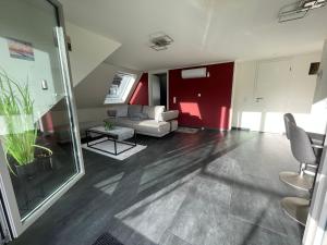 巴特诺因阿尔-阿尔韦勒Exklusive Wohnung mit Ahrblick 1 und Dachterrasse的客厅配有白色沙发和红色墙壁