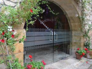 VillanuevaCasona Dos Lagos的花店的入口,玻璃门