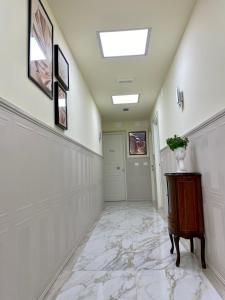 伊塞尔尼亚Alloggi Be Deluxe的走廊设有白色墙壁和带天窗的天花板