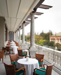 米兰Casa Cipriani Milano的阳台上的一排桌椅