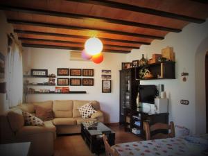 阿尔么丽亚Casa Juan Gil的客厅配有沙发和桌子