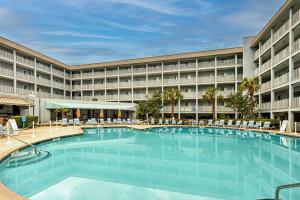 希尔顿黑德岛Hilton Head Resort Condo with Beach and Pool Access!的酒店前方的大型游泳池