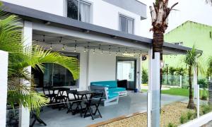 弗洛里亚诺波利斯Dona Catarina Hotel的庭院设有蓝色的沙发和桌椅。