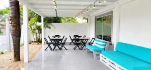 弗洛里亚诺波利斯Dona Catarina Hotel的房屋内带蓝色桌椅的庭院