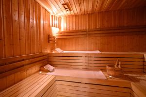 哈沃福卡朱利安德沃尔酒店的大型木制桑拿浴室设有浴缸
