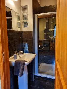 FernelmontGîte de la Ferme de Seron - gîte de charme avec bain nordique的浴室配有盥洗盆和浴缸。
