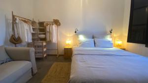 圣地亚哥海滩Casa Moni Ferienwohnung mit Meerblick的卧室配有一张白色的大床和一张沙发。