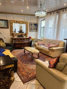 塞纳河畔皮埃尔菲特Villa Baroque的客厅配有沙发和桌子