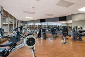 圣凯瑟琳市Best Western St Catharines Hotel & Conference Centre的健身房设有跑步机和有氧运动器材