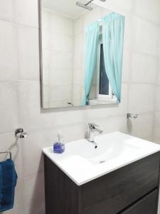 莫斯塔Stylish apartment in central Malta的白色的浴室设有水槽和镜子