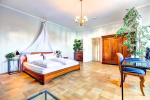 Siebeldingen科尼斯加滕别墅旅馆的卧室配有1张床、1张桌子和1把椅子