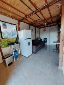 La casa de las sirenas Cabo pulmo的客厅配有冰箱和沙发。