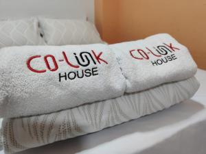 麦德林CoLinkHouse Hotel的床上的两条毛巾,上面写着“软木房子”