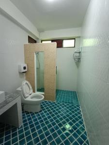 湄林班苏安玛雅旅馆的浴室设有卫生间和蓝色瓷砖淋浴。
