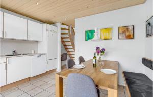 北内伯尔Lovely Home In Nrre Nebel With Wifi的厨房以及带桌椅的用餐室。