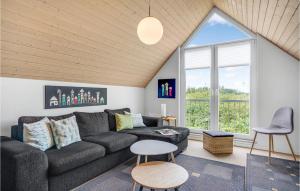 北内伯尔Lovely Home In Nrre Nebel With Wifi的带沙发和大窗户的客厅