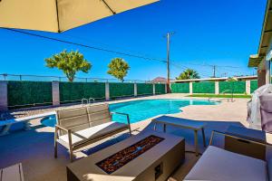 斯科茨Luxury Old Town Scottsdale Home with Pool King Bed & Putting Green - Casa Gram的庭院设有游泳池、沙发和桌子。