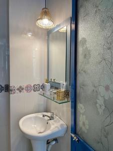 会安Hi Hợp Yến Homestay的一间带水槽和镜子的浴室