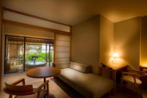 宫津市奇塔诺亚酒店的一间配有沙发、桌子、桌子和窗户的客房