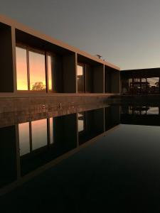 拉古纳Lagoon Suites e Gastronomia的一座享有日落美景的游泳池