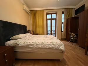 伊斯坦布尔茶姆贝尔波西米亚酒店的一间卧室设有一张床和一个大窗户