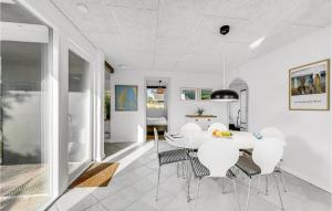 哈博尔Nice Home In Harbore With Wifi的白色的用餐室配有白色的桌椅