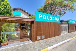弗洛里亚诺波利斯Nova Pousada dos Chás的带有读Pousada的标志的建筑