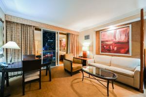 拉斯维加斯MGM Signature Towers, Balcony Suite, Strip View - NO RESORT FEES!的客厅配有沙发和桌子