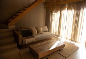 列城Dolkhar Resort的带沙发和咖啡桌的客厅