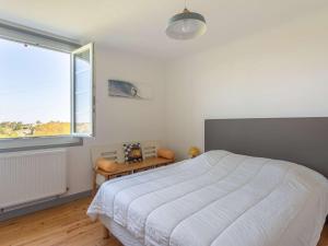 乌瑞基尼Appartement Urrugne, 5 pièces, 8 personnes - FR-1-4-493的卧室配有白色的床和窗户。