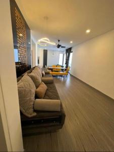 2BR Cozy Space with Living Room hosted by Genting Grandeur的休息区