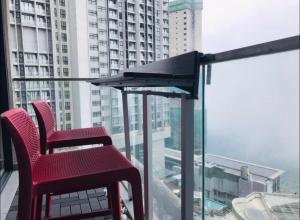 2BR Cozy Space with Living Room hosted by Genting Grandeur的阳台或露台