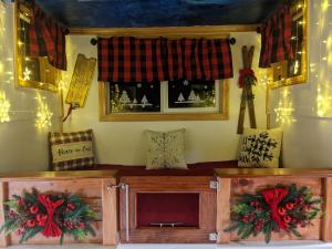 塞奎姆Olympic Railway Inn的一间设有窗户的客房,配有圣诞花圈